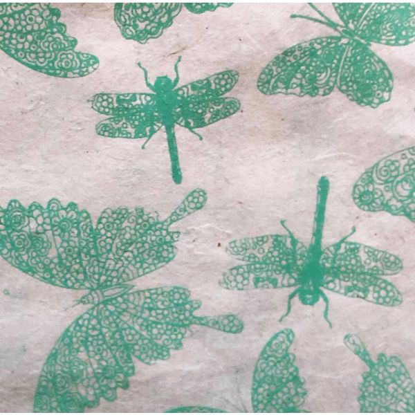 lokta-papier-met-libelle-vlinderprint-groen-76x51cm.jpg
